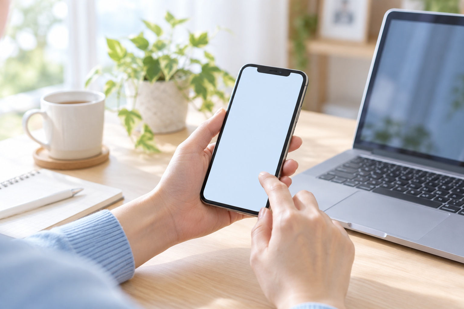 スマートフォンとパソコンがあるデスクのイメージ